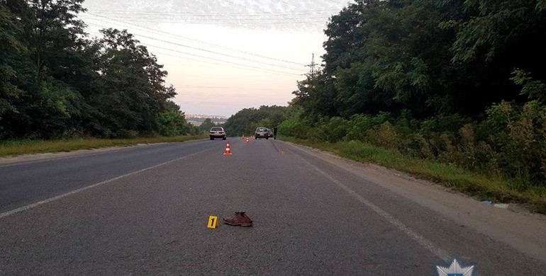 Біля Рівного легковик на смерть збив чоловіка